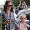 Jennifer Garner, toujours aussi jolie, emmène sa fille Violet à son cours de ballet et s'amuse avec les paparazzi, le 12 mai 2012 à Los Angeles