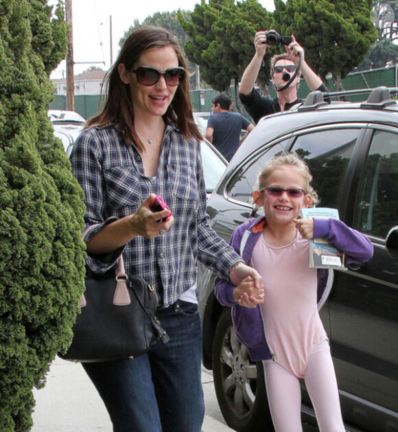 Jennifer Garner, toujours aussi jolie, emmène sa fille Violet à son cours de ballet et s'amuse avec les paparazzi, le 12 mai 2012 à Los Angeles