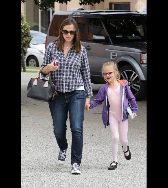 Jennifer Garner emmène son adorable fille Violet à son cours de ballet et s'amuse avec les paparazzi, le 12 mai 2012 à Los Angeles