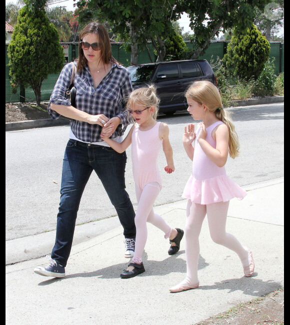 Jennifer Garner emmène sa fille Violet à son cours de ballet et s'amuse avec les paparazzi, le 12 mai 2012 à Los Angeles