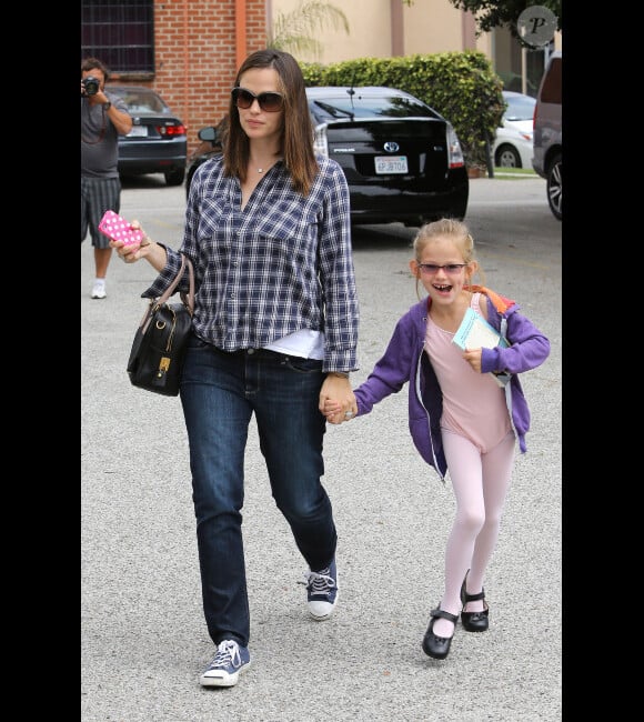 Jennifer Garner emmène sa fille Violet enthousiaste à son cours de ballet et s'amuse avec les paparazzi, le 12 mai 2012 à Los Angeles