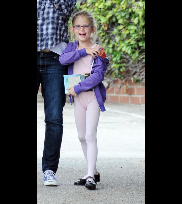 Violet, en tutu, se rend à son cours de ballet et s'amuse avec les paparazzi, le 12 mai 2012 à Los Angeles
