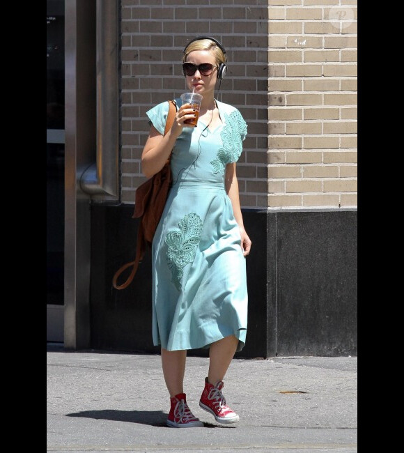 Olivia Wilde s'offre un café glacé par une journée ensoleillée avant de se promener dans une brocante dans le quartier de Soho à New York le 12 mai 2012