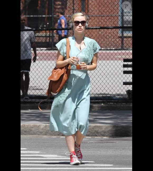 Olivia Wilde s'offre un café glacé par une journée ensoleillée avant de se promener dans une brocante dans le quartier de Soho à New York le 12 mai 2012