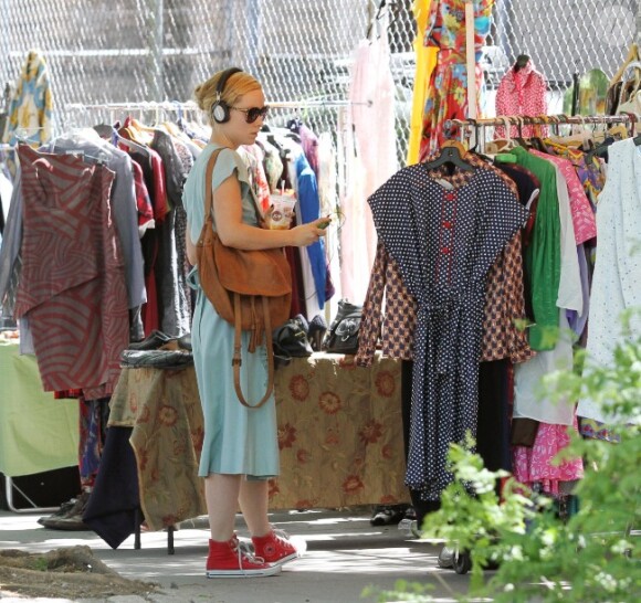 Olivia Wilde se cherche quelques frippes dans une brocante dans le quartier de Soho à New York le 12 mai 2012
