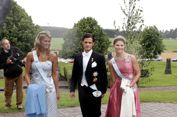 Madeleine, Carl Philip (filleul du prince Leopold de Bavière) et Victoria de Suède au mariage du prince Manuel de Bavière et de la princesse Anna de Sayn-Wittgenstein-Berleburg, le 6 août 2005 en Suède.