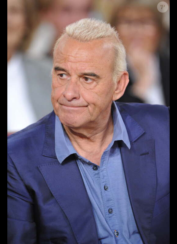 Michel Fugain sur le plateau de Vivement dimanche, tourné le mardi 15 mai à Paris, pour une diffusion le dimanche 20 mai 2012.