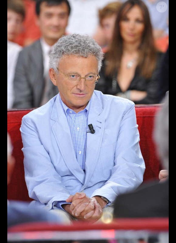 Nelson Monfort sur le plateau de Vivement dimanche, tourné le mardi 15 mai à Paris, pour une diffusion le dimanche 20 mai 2012.
