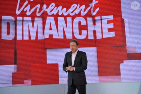 Michel Drucker sur le plateau de Vivement dimanche, tourné le mardi 15 mai à Paris, pour une diffusion le dimanche 20 mai 2012.