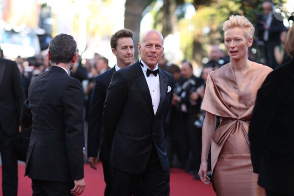 Bruce Willis et Tilda Swinton sur le tapis rouge de l'ouverture du festival de Cannes 2012 le 16 mai
