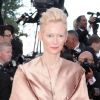 Tilda Swinton sur le tapis rouge de l'ouverture du festival de Cannes 2012 le 16 mai