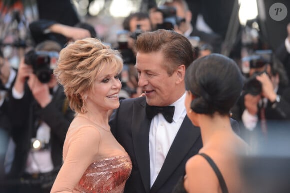 Jane Fonda, Alec Baldwin et sa fiancée Hilaria Thomas lors de la présentation du film d'ouverture Moonrise Kingdom au festival de Cannes le 16 mai 2012