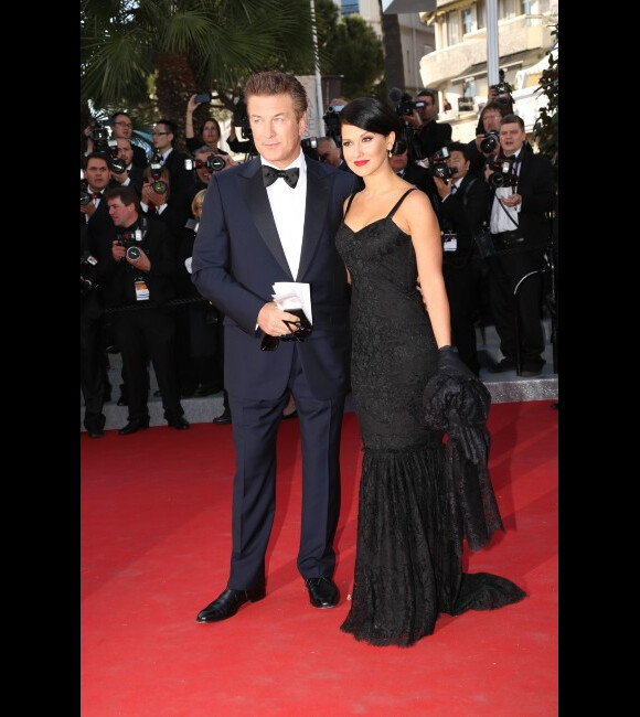 Alec Baldwin et Hilaria Thomas lors de la présentation du film d'ouverture Moonrise Kingdom au festival de Cannes le 16 mai 2012