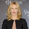 Charlize Theron, portant un top Rag & Bone et une jupe Alexander Wang, lors du photocall du film Blanche-Neige et le chasseur à Berlin le 16 mai 2012