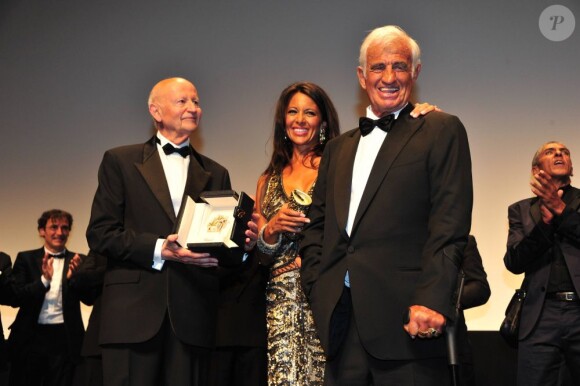 Jean-Paul Belmondo reçoit une Palme d'or d'honneur des mains de Gilles Jacob, au Festival de Cannes, le 17 mai 2011.