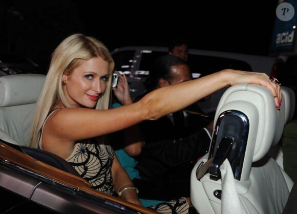 Paris Hilton a profité avec son ami Jean-Roch de la soirée de The Heart Fund au Nikki Beach samedi 19 mai 2012, en marge du Festival de Cannes.