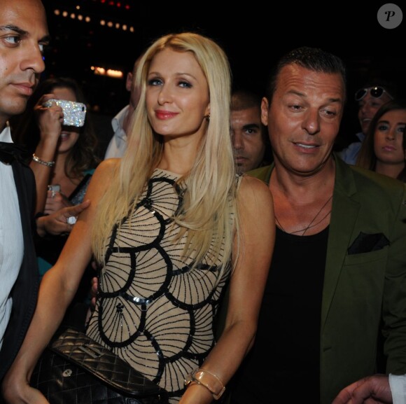 Paris Hilton a profité avec son ami Jean-Roch de la soirée de The Heart Fund au Nikki Beach samedi 19 mai 2012, en marge du Festival de Cannes.