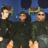 Robin Gibb des Bee Gees en compagnie de ses frères Maurice et Barry lors de l'enregistrement à Londres de l'émission Top of the Pops en avril 2001