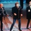 Robin Gibb des Bee Gees en compagnie de ses frères Maurice et Barry lors du l'enregistrement à Paris du Téléthon 1987