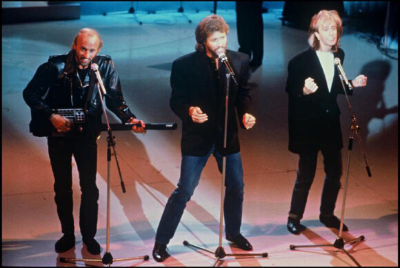 Robin Gibb des Bee Gees en compagnie de ses frères Maurice et Barry lors du l'enregistrement à Paris du Téléthon 1987