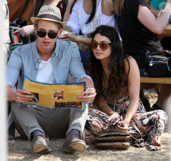 Vanessa Hudgens et son petit ami Austin Butler assis par terre à la fête de la Renaissance de Los Angeles, le 20 mai 2012.
