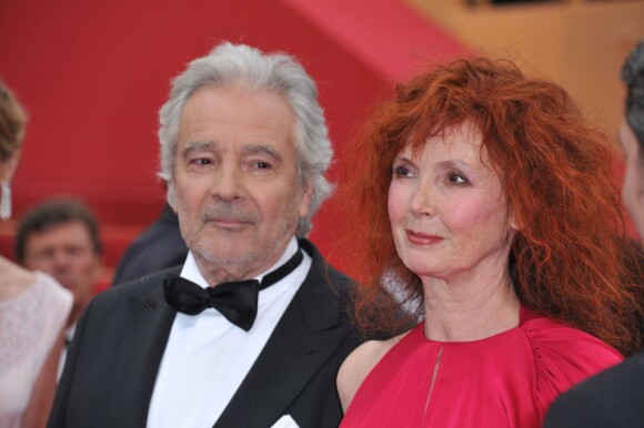 Pierre Arditi et Sabine Azéma sur le tapis rouge du Palais des festivals avant la projection du film Vous N'avez encore rien vu, le 21 mai 2012.