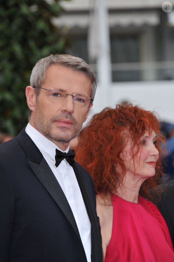 Lambert Wilson et Sabine Azéma sur le tapis rouge du Palais des festivals avant la projection du film Vous N'avez encore rien vu, le 21 mai 2012.