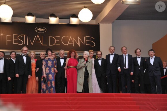 L'équipe du film Vous N'avez encore rien vu sur le tapis rouge du Palais des festivals avant la projection du long-métrage en compétition officielle, le 21 mai 2012.