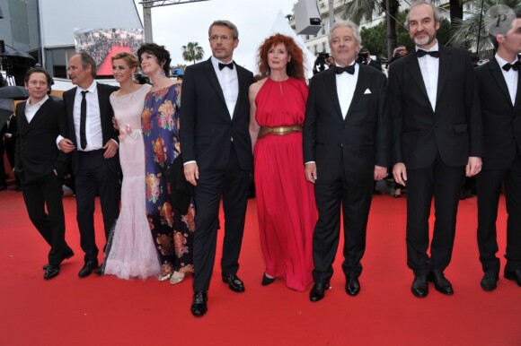L'équipe du film Vous N'avez encore rien vu sur le tapis rouge du Palais des festivals avant la projection du long-métrage, le 21 mai 2012.