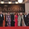 L'équipe du film Vous N'avez encore rien vu sur le tapis rouge du Palais des festivals avant la projection du long-métrage en compétition officielle, le 21 mai 2012.