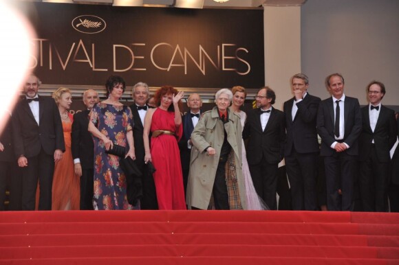 L'équipe du film Vous N'avez encore rien vu sur le tapis rouge du Palais des festivals avant la projection du long-métrage en compétition officielle, le 21 mai 2012.