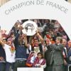 Les joueurs du Montpellier HSC peuvent enfin soulever le trophée de champion de France de Ligue 1 le 21 mai 2012 acquis la veille
