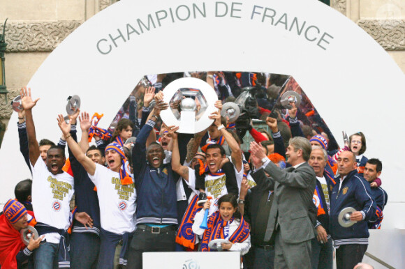 Les joueurs du Montpellier HSC peuvent enfin soulever le trophée de champion de France de Ligue 1 le 21 mai 2012 acquis la veille