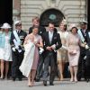 La princesse Estelle avec ses parents Daniel et Victoria et entourée de ses parrains, marraines et grands-parents lors de son baptême au palais royal de Stockholm, le 22 mai 2012.