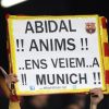 Des supporters du FC Barcelone apportent leur soutien à Eric Abidal à Barcelone le 20 mars 2012