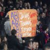 Des supporters du FC Barcelone apportent leur soutien à Eric Abidal le 20 mars 2012 à Barcelone