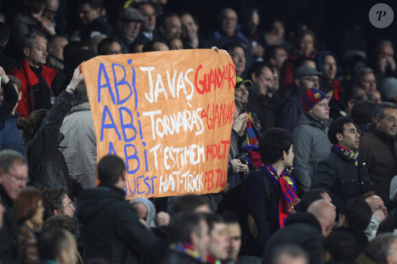Des supporters du FC Barcelone apportent leur soutien à Eric Abidal le 20 mars 2012 à Barcelone