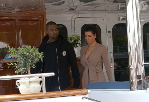 Sur leur yacht, Kanye West et sa chérie Kim Kardashian qui sont arrivés à Cannes, le 23 mai 2012