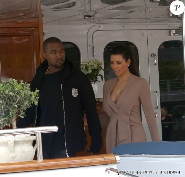Sur leur yacht, Kanye West et sa chérie Kim Kardashian qui sont arrivés à Cannes, le 23 mai 2012