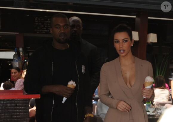 Kim Kardashian et Kanye West vont s'acheter une glace, à Cannes le 23 mai 2012