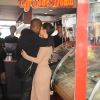 Très amoureux, Kim Kardashian et Kanye West vont s'acheter une glace, à Cannes le 23 mai 2012