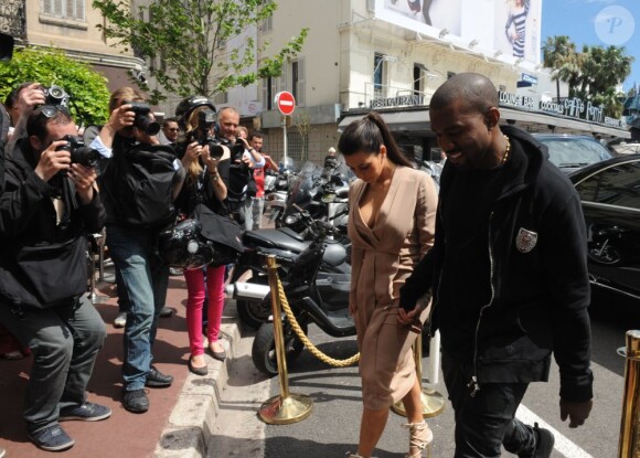 Kim Kardashian et Kanye West vont s'acheter une glace, à Cannes le 23 mai 2012