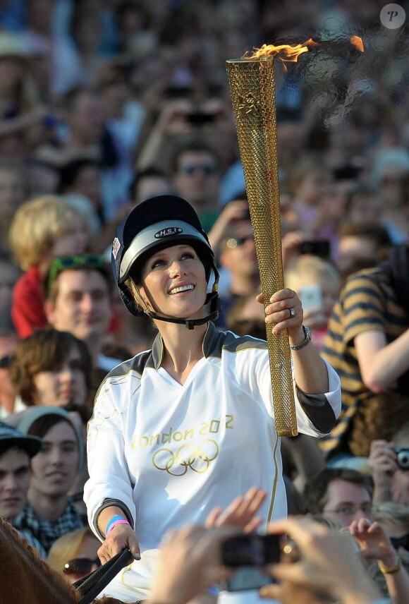 Zara Phillips était le 23 mai 2012 la dernière relayeuse de la torche olympique au 5e jour de son périple, portant la flamme à l'hippodrome de Cheltenham en selle sur Toytown, cheval adoré avec lequel elle était devenue championne du monde de concours complet en 2006.