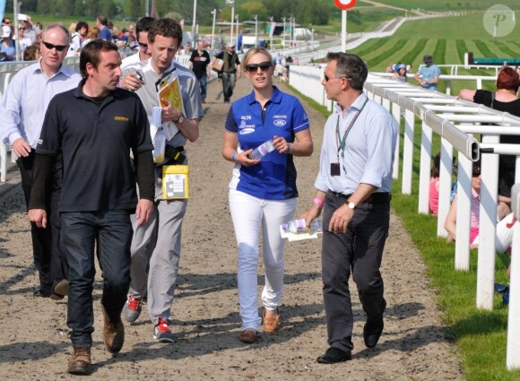 Zara Phillips était le 23 mai 2012 la dernière relayeuse de la torche olympique au 5e jour de son périple, portant la flamme à l'hippodrome de Cheltenham en selle sur Toytown, cheval adoré avec lequel elle était devenue championne du monde de concours complet en 2006.