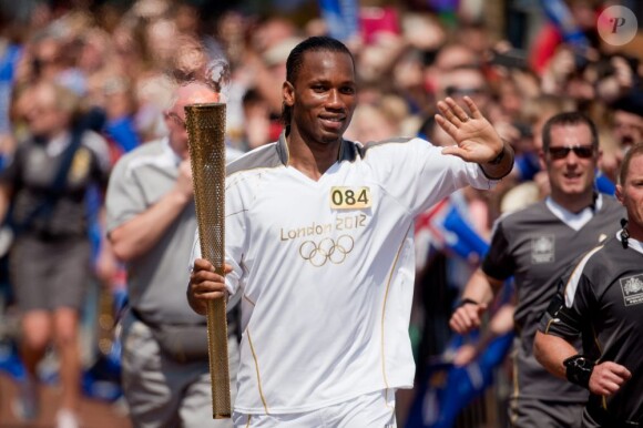 Didier Drogba était l'un des 129 relayeurs de la torche olympique au 5e jour de son périple, le 23 mai 2012, qui s'est achevé avec Zara Phillips et Toytown portant la flamme à l'hippodrome de Cheltenham.