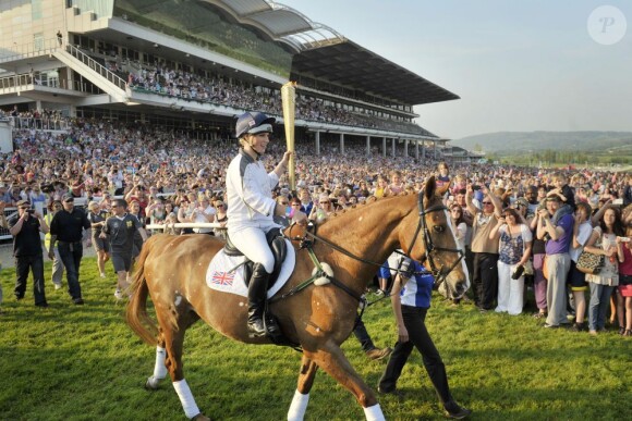 Zara Phillips était la dernière relayeuse de la torche olympique au 5e jour de son périple, le 23 mai 2012, portant la flamme à l'hippodrome de Cheltenham en selle sur Toytown, cheval adoré avec lequel elle était devenue championne du monde de concours complet en 2006.