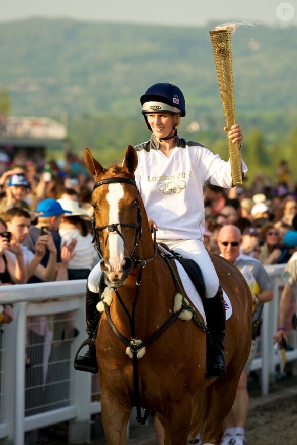 Zara Phillips était le 23 mai 2012 la dernière relayeuse de la torche olympique au 5e jour de son périple, portant la flamme à l'hippodrome de Cheltenham en selle sur Toytown, cheval adoré avec lequel elle était devenue championne du monde de concours complet en 2006.