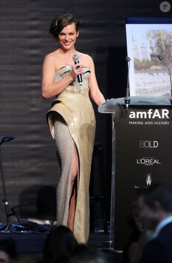 La ravissante Milla Jovovich en maîtresse de cérémonie lors de la vente aux enchères du gala de l'amfAR. Antibes, le 24 mai 2012.