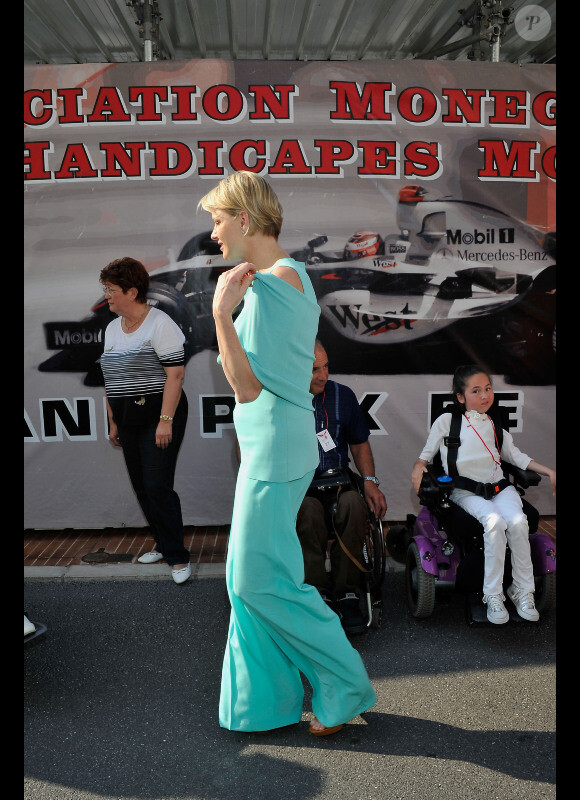 Le prince Albert et Charlene le 26 mai 2012 dans le paddock à la rencontre de personnes hadicapées à l'occasion du Grand Prix de Monaco