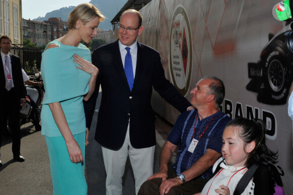 Le prince Albert et Charlene le 26 mai 2012 dans le paddock à la rencontre de personnes handicapées à l'occasion du Grand Prix de Monaco